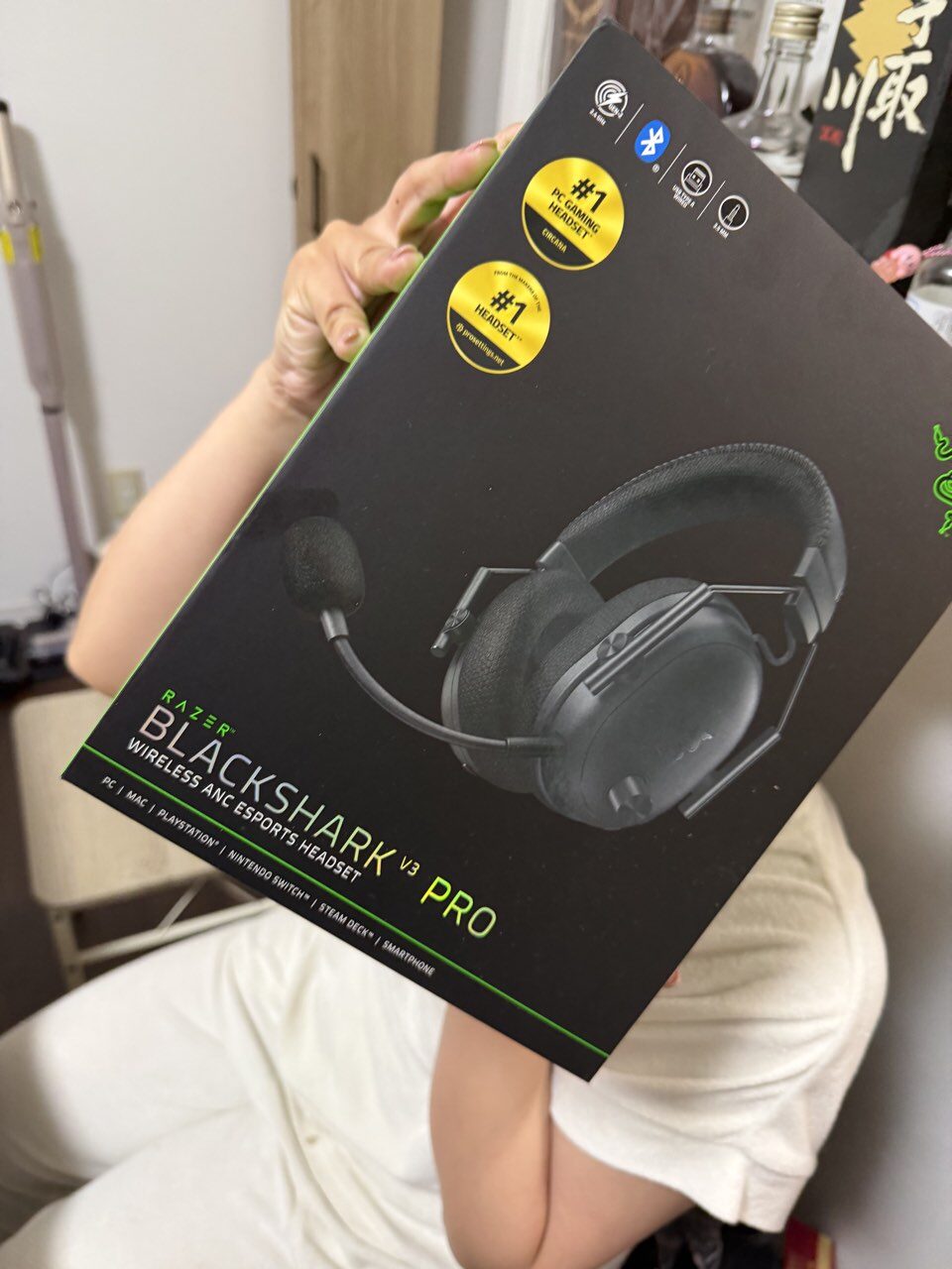 Razer BlackShark V3 Proの化粧箱を手に持ったところ