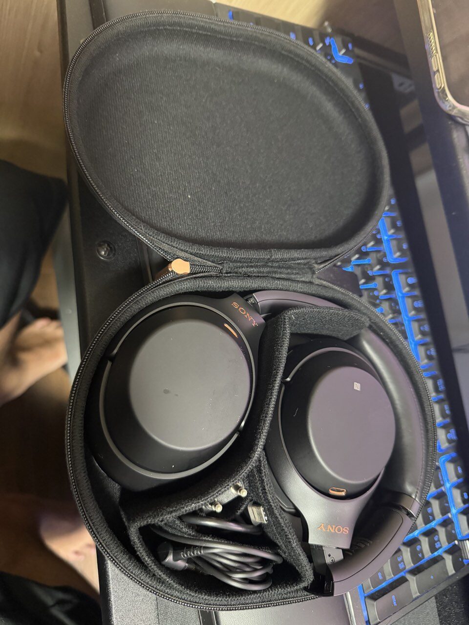 Sony WH-1000XM3を専用ケースに収納した状態