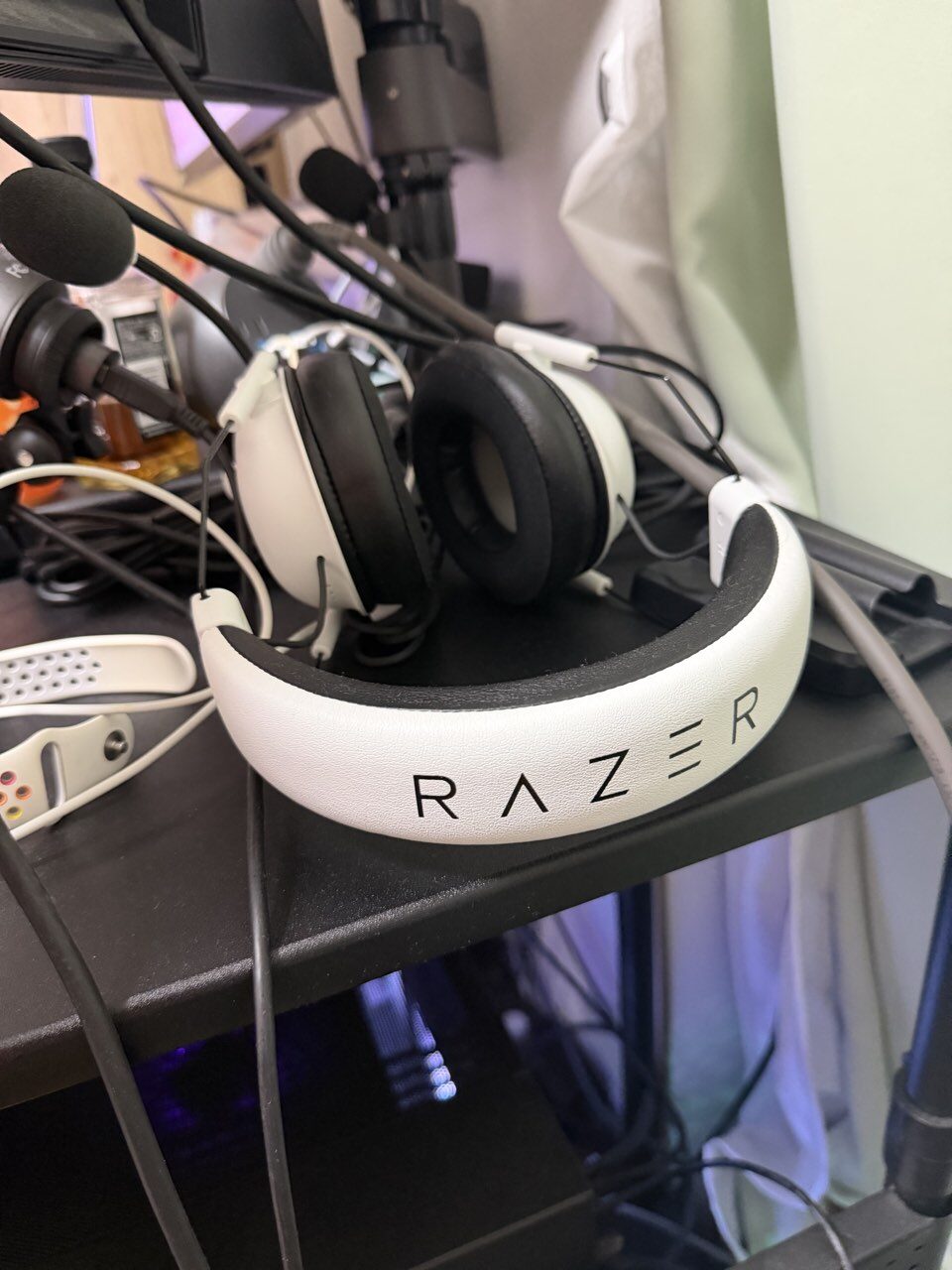 デスクに掛けたままのRazer BlackShark V2 X White