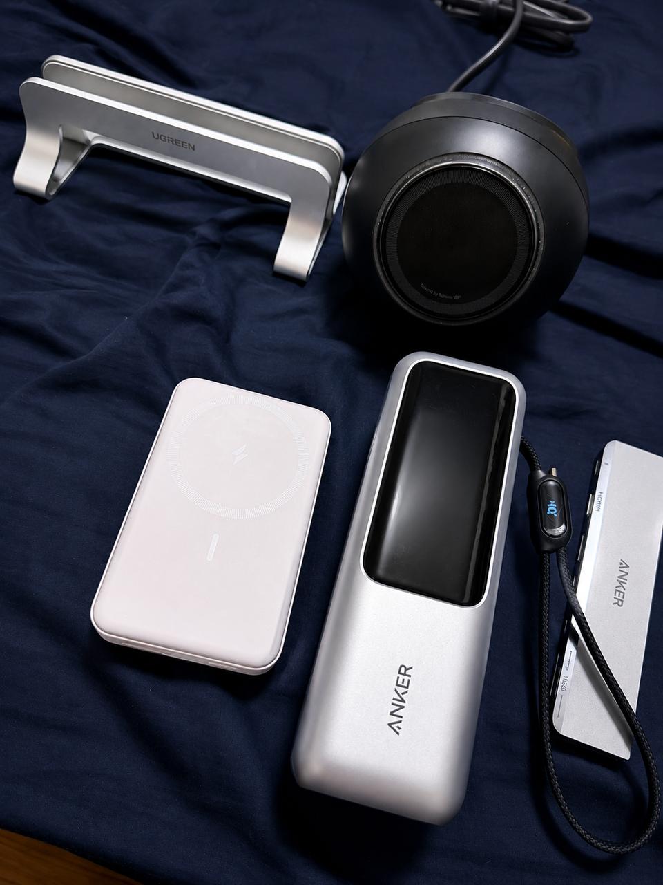 引退したAnker 633と現役の25000mAhバッテリー・547ハブ・UGREENスタンドを並べた写真