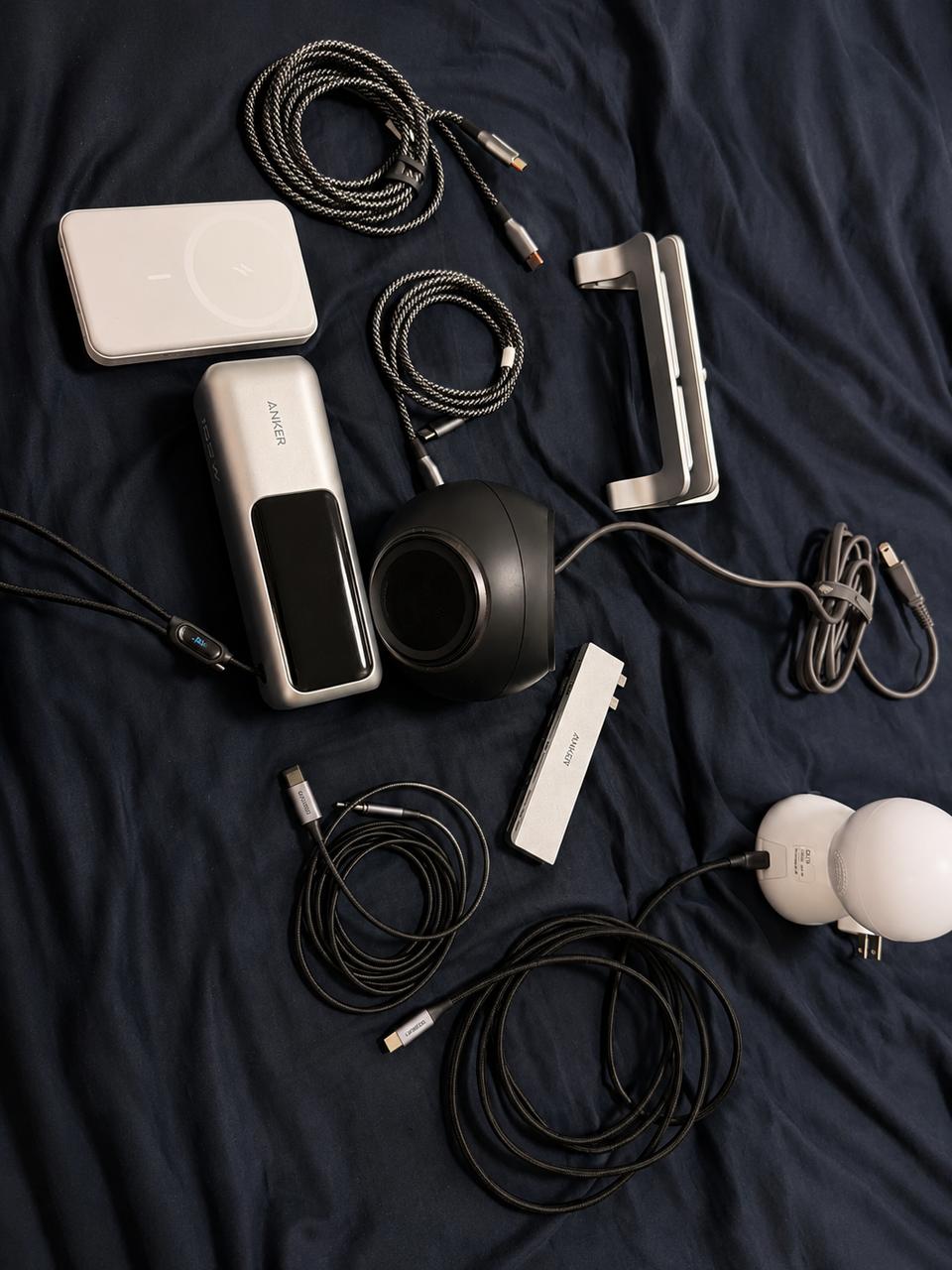 充電ガジェットを紺色の布の上に並べた俯瞰写真