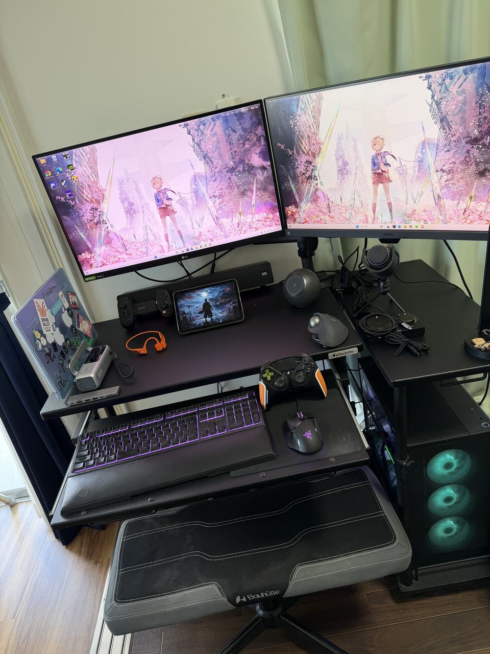 デュアルモニターとゲーミングPCを設置したデスクの全景