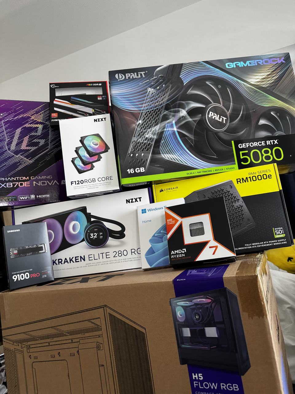 購入したPCパーツの化粧箱が積み上げられた写真
