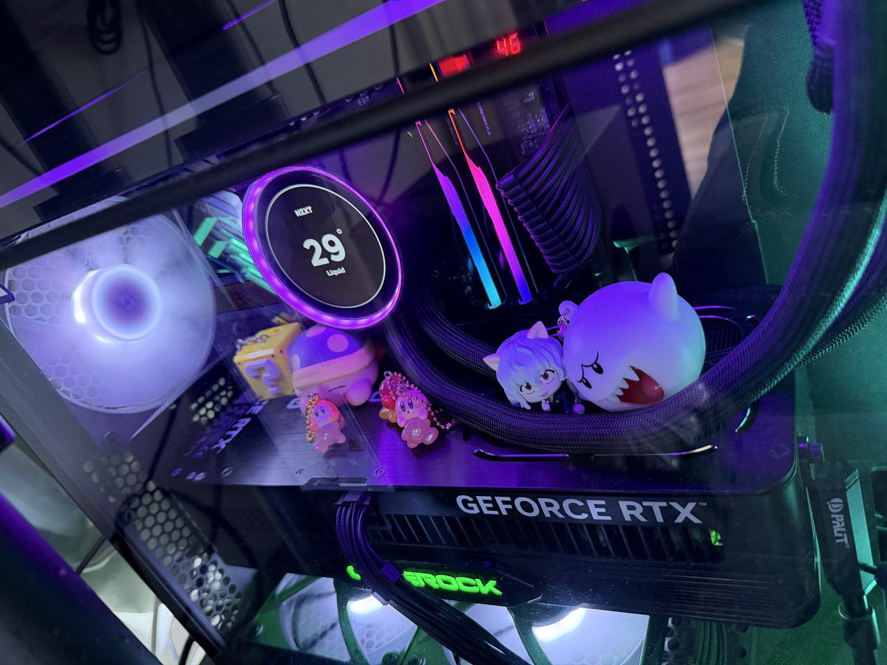 ガラスパネル越しに見たゲーミングPCの内部。水冷ヘッドの液晶に29℃と表示されている